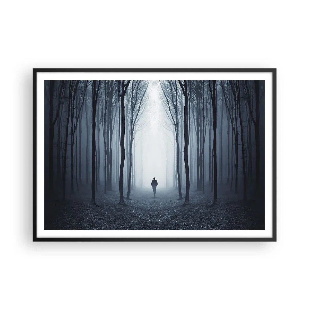 Poster in einem schwarzem Rahmen - Eine Gestalt, die zwischen den Bäumen in einem nebligen Wald spazieren geht - 100x70cm - Alles einfach und übersichtlich - Moderne Wanddekoration für Wohnzimmer und Schlafzimmer ARTTOR