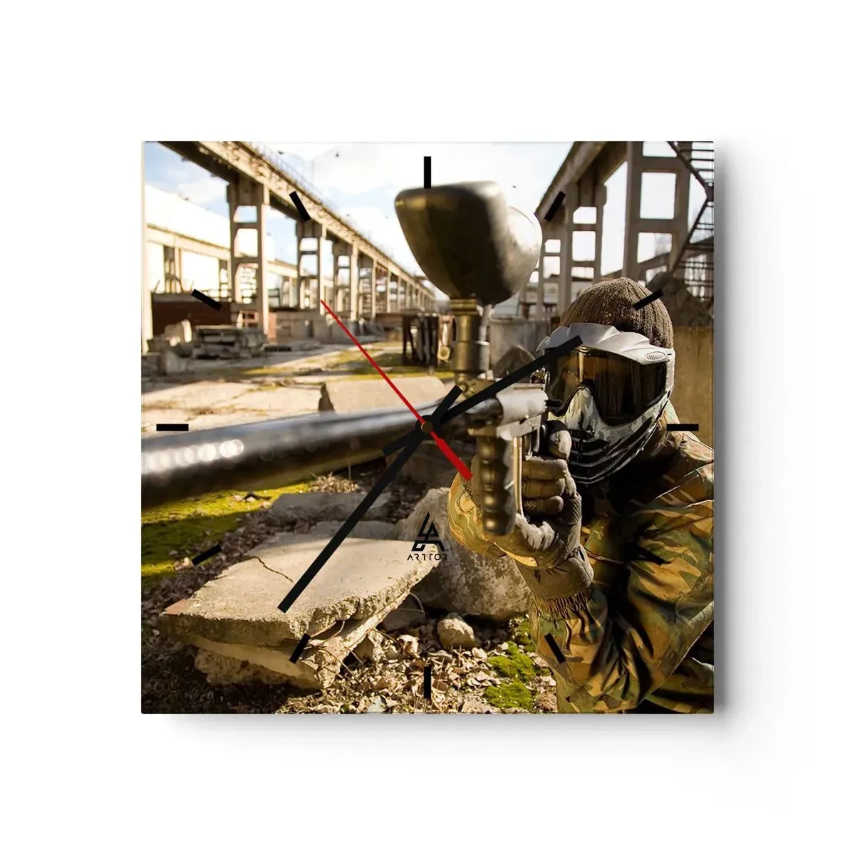Wanduhr - Glasuhr - Ein Paintball-Spieler in Tarnkleidung zielt mit einem Markierer - 30x30cm - Auch du kannst ein Held werden - Moderne Wanddekoration für Wohnzimmer und Schlafzimmer ARTTOR