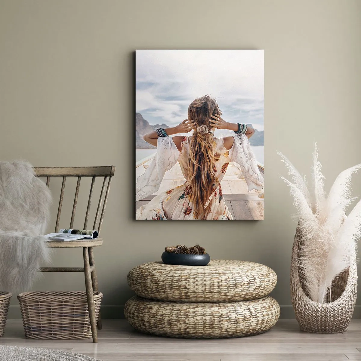 Bild auf Leinwand - Leinwandbild - Frau auf einem Boot mit Blick auf die Berge und das Wasser, Boho-Stil - 70x100cm - Auf dem Weg zum Glück - Moderne Wanddekoration für Wohnzimmer und Schlafzimmer ARTTOR