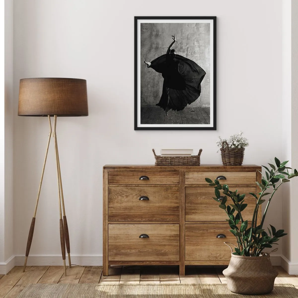 Poster in einem schwarzem Rahmen - Eine Schwarzweißaufnahme einer Tänzerin in dynamischer Bewegung vor einer unbearbeiteten Wand. - 50x70cm - Leidenschaftlicher Gürtel - Moderne Wanddekoration für Wohnzimmer und Schlafzimmer ARTTOR