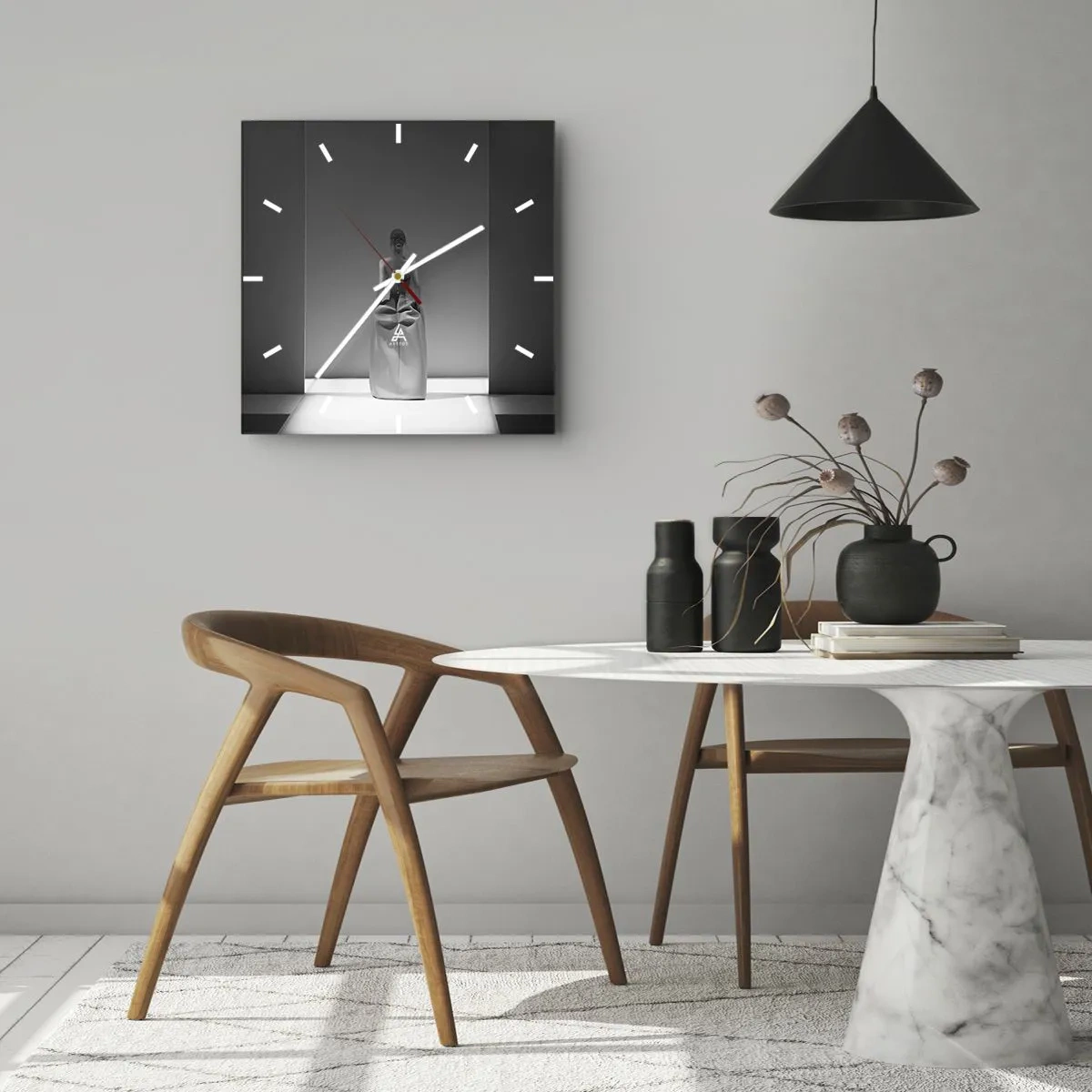 Wanduhr - Glasuhr - Ein Schwarzweißgemälde mit einer minimalistischen Szene einer Frau in einem geometrischen Raum. - 30x30cm - Raffinierte Einfachheit - Moderne Wanddekoration für Wohnzimmer und Schlafzimmer ARTTOR