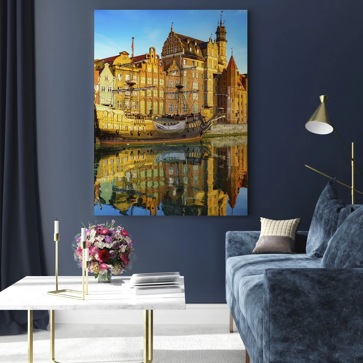 Glasbild - Bild auf glas - Ein malerischer Blick auf die Altstadt mit einem Segelschiff und Wasser - 80x120cm - Ein Spiegelbild der Vergangenheit - Moderne Wanddekoration für Wohnzimmer und Schlafzimmer ARTTOR