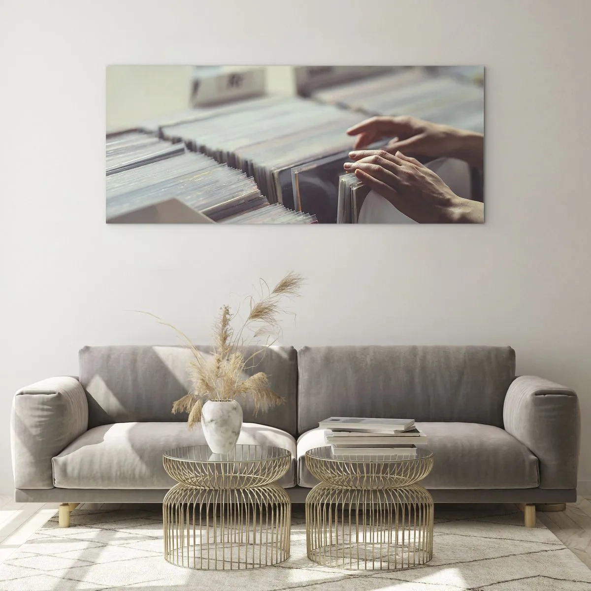 Glasbild - Bild auf glas - Hände blättern durch eine Vinylsammlung - 160x50cm - Auf der Suche nach Emotionen - Moderne Wanddekoration für Wohnzimmer und Schlafzimmer ARTTOR