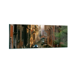 Glasbild - Bild auf glas - Ein malerischer Kanal in Venedig mit Booten und einer Brücke - 140x50cm - In einer venezianischen Gasse - Moderne Wanddekoration für Wohnzimmer und Schlafzimmer ARTTOR