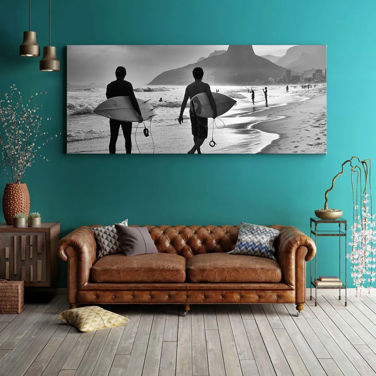 Bild auf Leinwand - Leinwandbild - Zwei Surfer laufen mit ihren schwarz-weißen Brettern am Strand entlang. - 160x50cm - Single-Wave-Samba - Moderne Wanddekoration für Wohnzimmer und Schlafzimmer ARTTOR