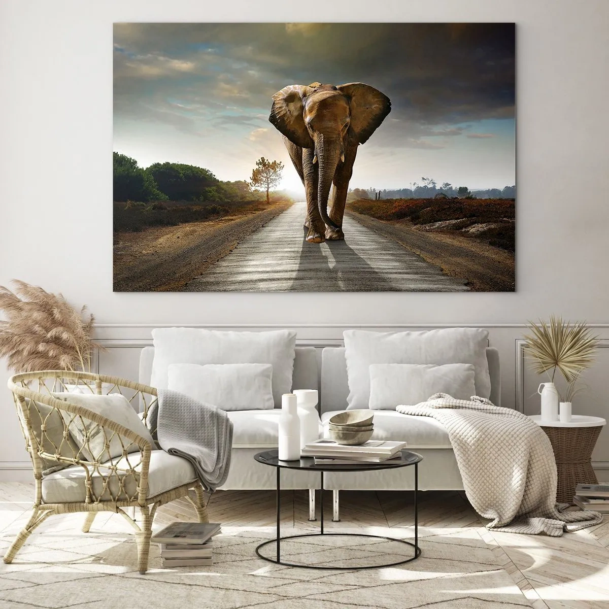 Glasbild - Bild auf glas - Ein Elefant, der bei Sonnenuntergang die Straße entlang läuft - 120x80cm - Und schon gar nicht in einem Porzellanlager - Moderne Wanddekoration für Wohnzimmer und Schlafzimmer ARTTOR