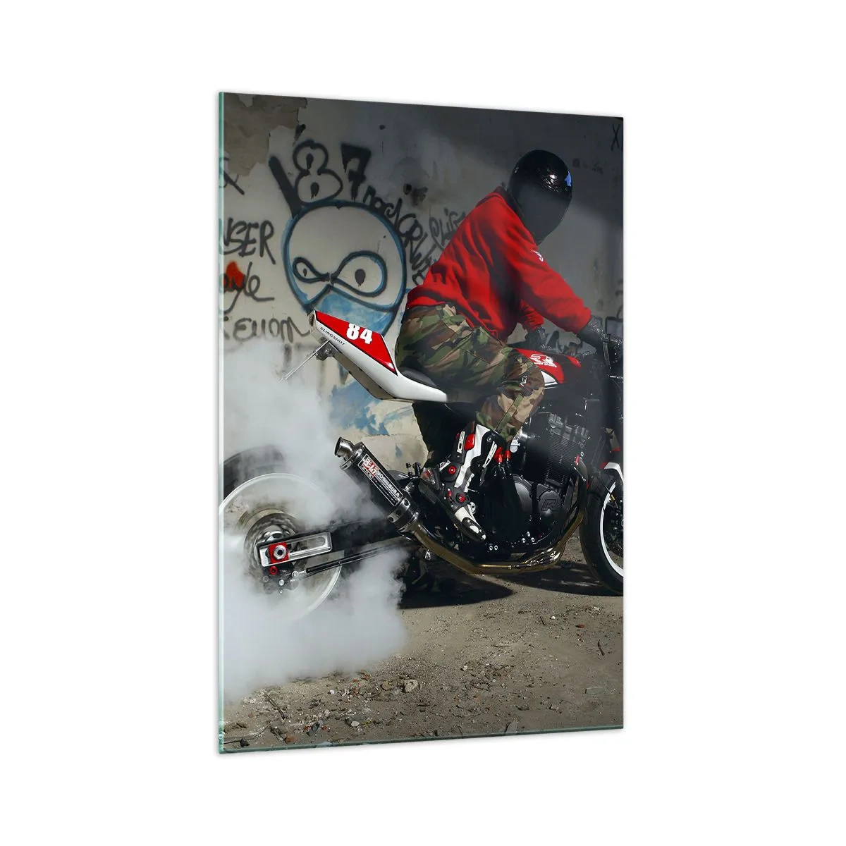 Glasbild - Bild auf glas - Ein Motorradfahrer vollführt einen spektakulären Drift in einem verlassenen, mit Graffiti bedeckten Gebäude. - 70x100cm - Verfolge mich! - Moderne Wanddekoration für Wohnzimmer und Schlafzimmer ARTTOR