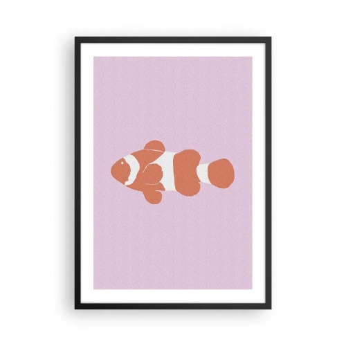Poster in einem schwarzem Rahmen - Orangefarbener Clownfisch auf violettem Hintergrund - 50x70cm - In Koralle an Gesicht und Schwanz - Moderne Wanddekoration für Wohnzimmer und Schlafzimmer ARTTOR