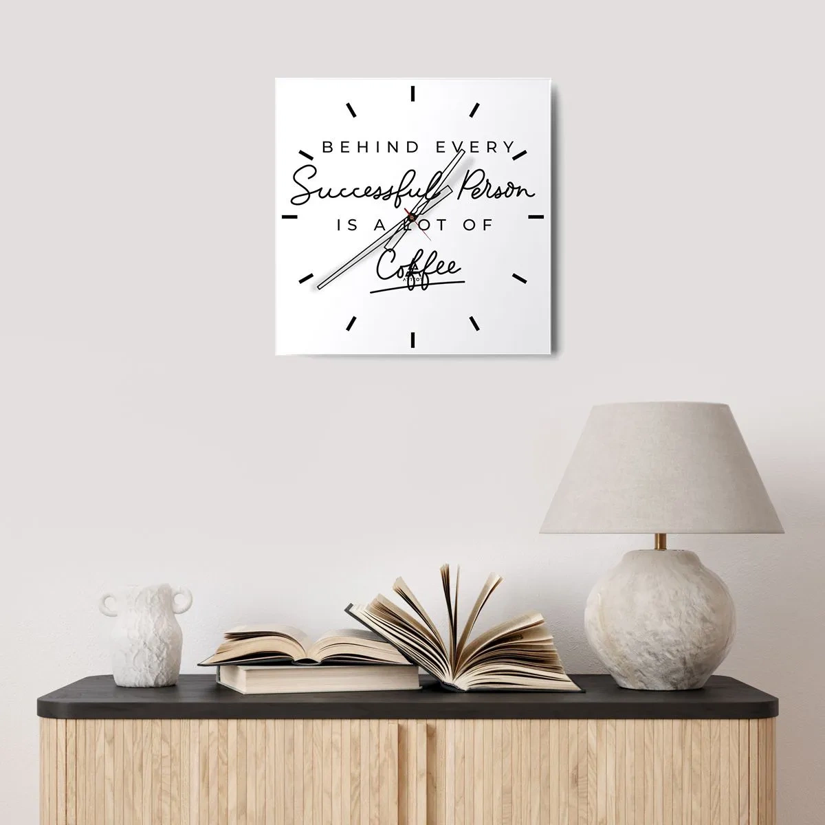 Wanduhr - Glasuhr - Ein minimalistisches Zitat über Erfolg und Kaffee auf weißem Hintergrund. - 30x30cm - Erfolgsgeheimnis - Moderne Wanddekoration für Wohnzimmer und Schlafzimmer ARTTOR