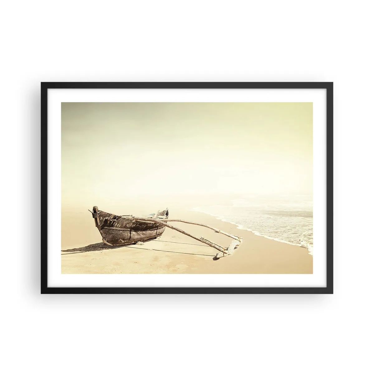 Poster in einem schwarzem Rahmen - Altes Fischerboot an einem Sandstrand - 70x50cm - Erinnerung an die Südsee - Moderne Wanddekoration für Wohnzimmer und Schlafzimmer ARTTOR