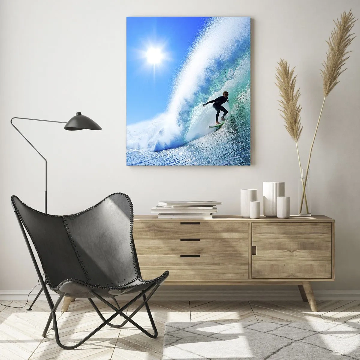 Glasbild - Bild auf glas - Ein Surfer auf einem Brett reitet unter blauem Himmel auf einer starken Welle. - 80x120cm - Durch das große Blau - Moderne Wanddekoration für Wohnzimmer und Schlafzimmer ARTTOR