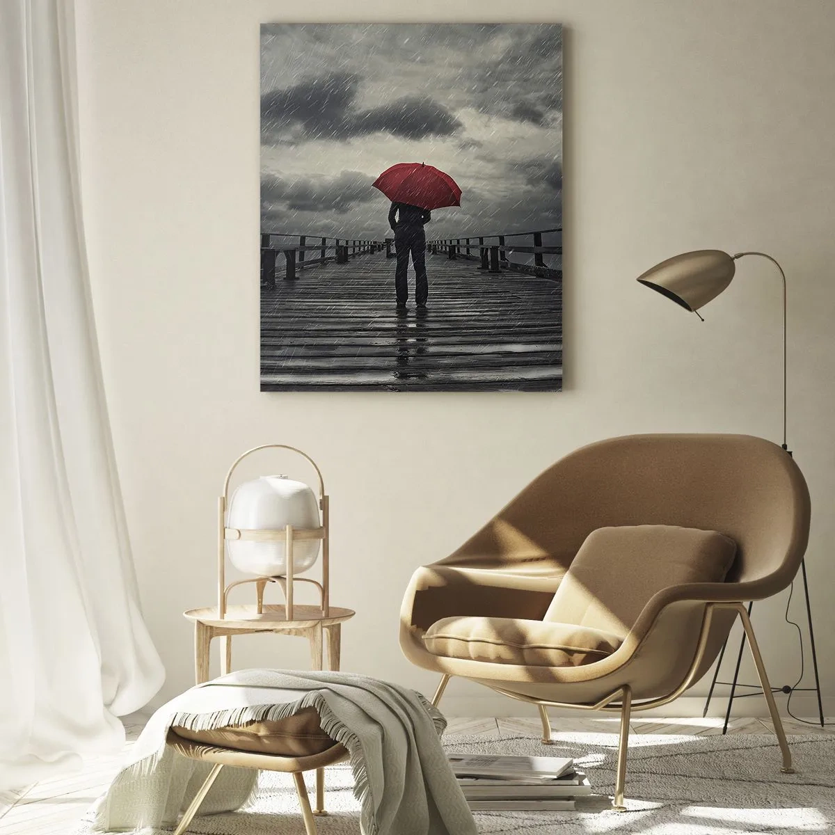 Glasbild - Bild auf glas - Ein Mann mit einem roten Regenschirm auf einem Holzsteg im Regen. - 50x70cm - Es ist egal, dass es regnet - Moderne Wanddekoration für Wohnzimmer und Schlafzimmer ARTTOR