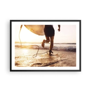 Poster in einem schwarzem Rahmen - Ein Surfer läuft mit seinem Brett in der Sonne am Strand entlang. - 70x50cm - Um die Welle zu treffen - Moderne Wanddekoration für Wohnzimmer und Schlafzimmer ARTTOR