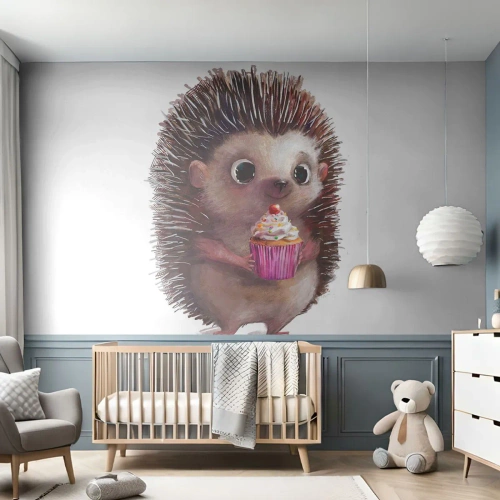 Fototapete Premium Sand - Ein süßer Igel hält einen Cupcake auf weißem Hintergrund - 100x70cm - Der Feiertag ist jeden Tag - Moderne Wanddekoration für Wohnzimmer und Schlafzimmer ARTTOR
