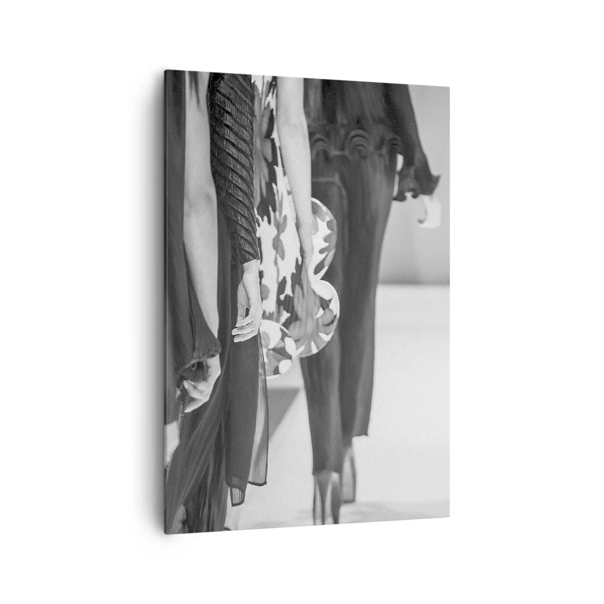 Bild auf Leinwand - Leinwandbild - Eine schwarz-weiße Laufstegszene, die die Details der Kleider und Figuren der Models zeigt. - 70x100cm - Eine stilvolle Parade - Moderne Wanddekoration für Wohnzimmer und Schlafzimmer ARTTOR