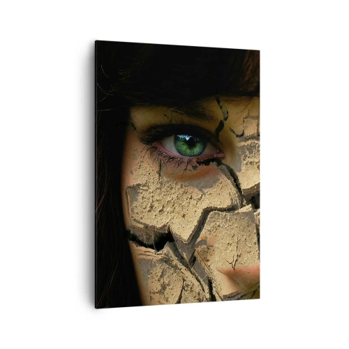 Bild auf Leinwand - Leinwandbild - Das Gesicht einer Frau mit grünen Augen, bedeckt mit einer rissigen Erdstruktur - 70x100cm - Freude und Grauen zugleich - Moderne Wanddekoration für Wohnzimmer und Schlafzimmer ARTTOR