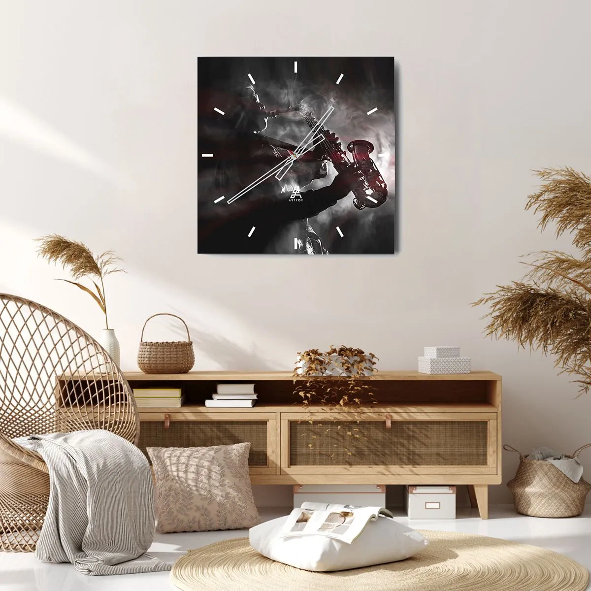 Wanduhr - Glasuhr - Saxophonist im Rauch auf der Bühne in stimmungsvollem Schwarz und Rot - 30x30cm - In den Dämpfen des Jazz - Moderne Wanddekoration für Wohnzimmer und Schlafzimmer ARTTOR