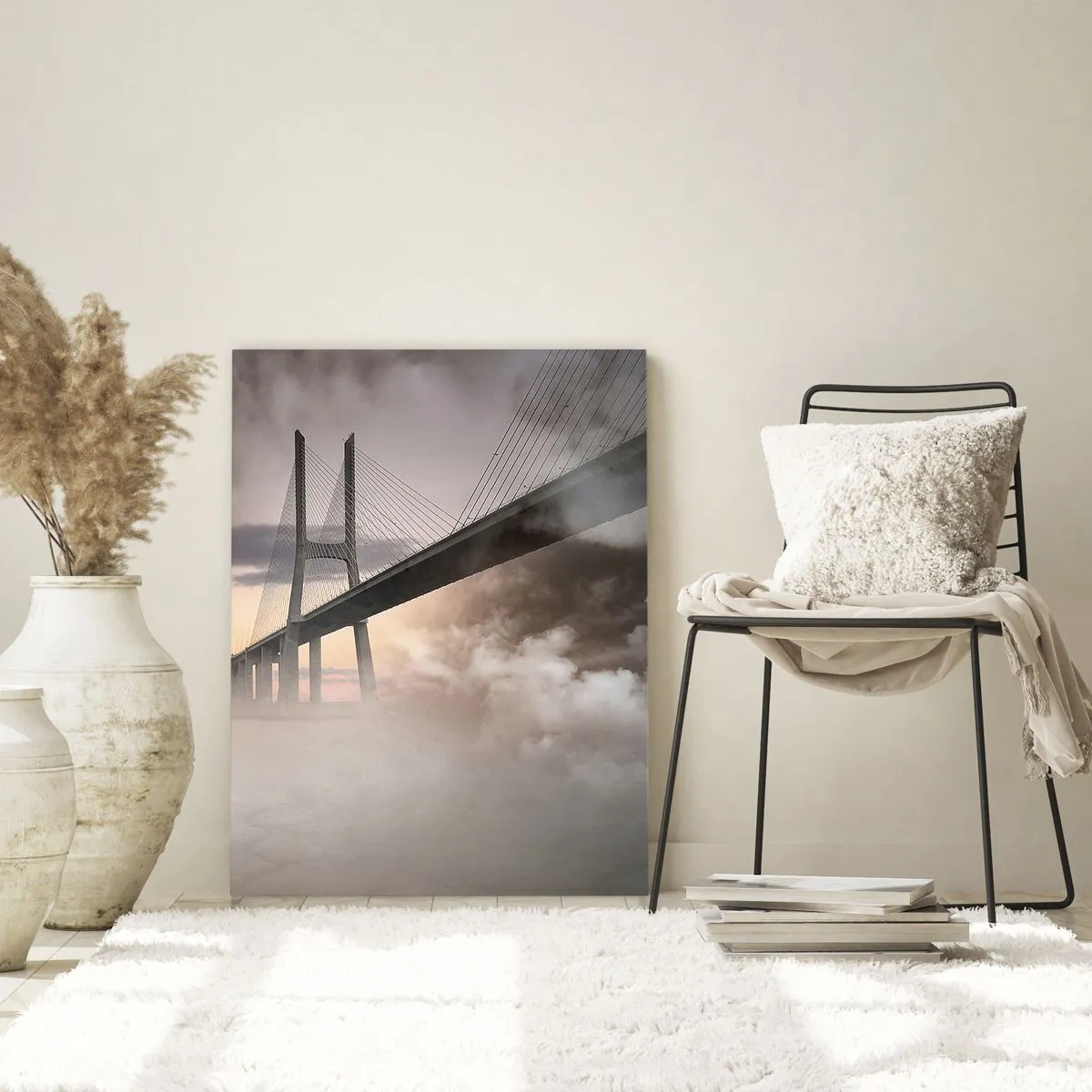Glasbild - Bild auf glas - Eine Brücke im Nebel mit dramatischem Himmel und Tiefenperspektive - 50x70cm - Auf dem Fluss, den es nicht gibt - Moderne Wanddekoration für Wohnzimmer und Schlafzimmer ARTTOR