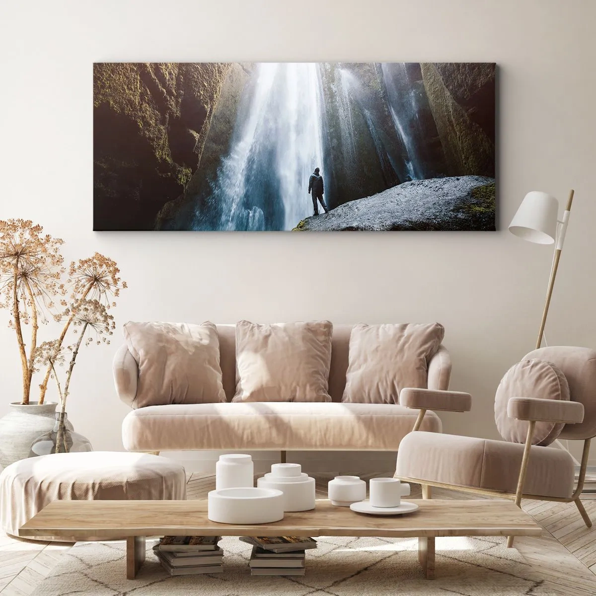 Bild auf Leinwand - Leinwandbild - Eine Figur vor der Kulisse eines majestätischen Wasserfalls in einer felsigen Schlucht - 140x50cm - Wiederherstellung der Proportionen - Moderne Wanddekoration für Wohnzimmer und Schlafzimmer ARTTOR