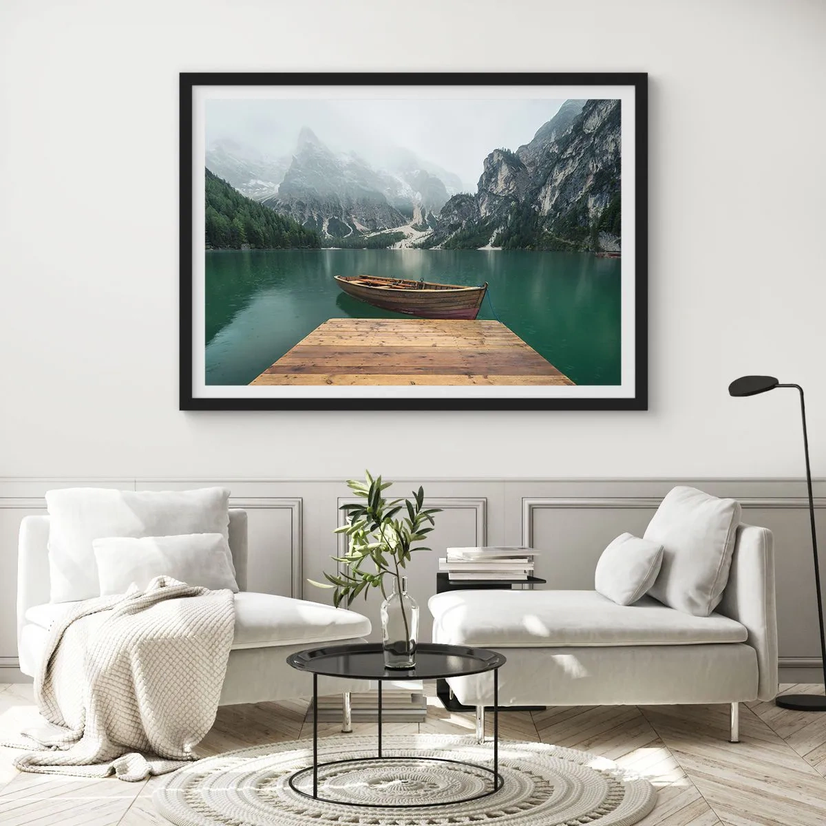 Poster in einem schwarzem Rahmen - Ein Holzboot an einem Pier auf einem von Bergen umgebenen See - 70x50cm - Und die stolzen Felsen der Stirn - Moderne Wanddekoration für Wohnzimmer und Schlafzimmer ARTTOR