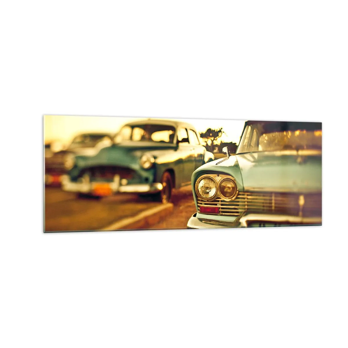 Glasbild - Bild auf glas - Oldtimer im warmen Licht des Sonnenuntergangs - 140x50cm - Wir werden abwarten und sehen - Moderne Wanddekoration für Wohnzimmer und Schlafzimmer ARTTOR