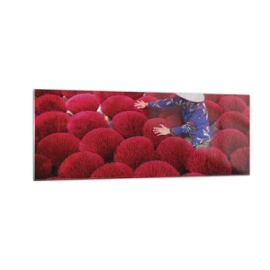 Glasbild - Bild auf glas - Eine Frau mit traditionellem Hut zwischen roten Räucherstäbchen - 140x50cm - Im Reisfeld - Moderne Wanddekoration für Wohnzimmer und Schlafzimmer ARTTOR