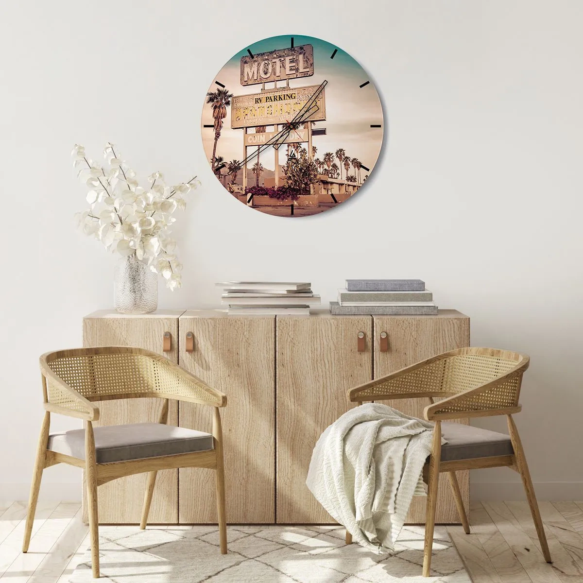 Wanduhr - Glasuhr - Retro-Motelschild mit Palmen im Hintergrund auf einer Wüstenstraße - 30x30cm - Hier ist die Zeit stehen geblieben - Moderne Wanddekoration für Wohnzimmer, Küche und Schlafzimmer ARTTOR