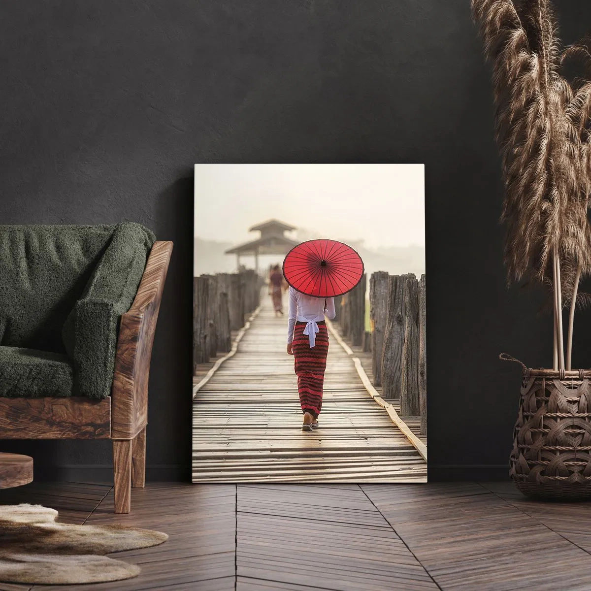 Bild auf Leinwand - Leinwandbild - Eine Frau mit einem roten Regenschirm auf einer Holzbrücke - 50x70cm - Auf der alten Brücke - Moderne Wanddekoration für Wohnzimmer und Schlafzimmer ARTTOR