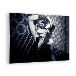 Glasbild - Bild auf glas - Eine maskierte Figur vor einer gemusterten Wand in Schwarz-Weiß-Tönen - 70x50cm - Dekorationen, Ornamente, Muster ... - Moderne Wanddekoration für Wohnzimmer und Schlafzimmer ARTTOR