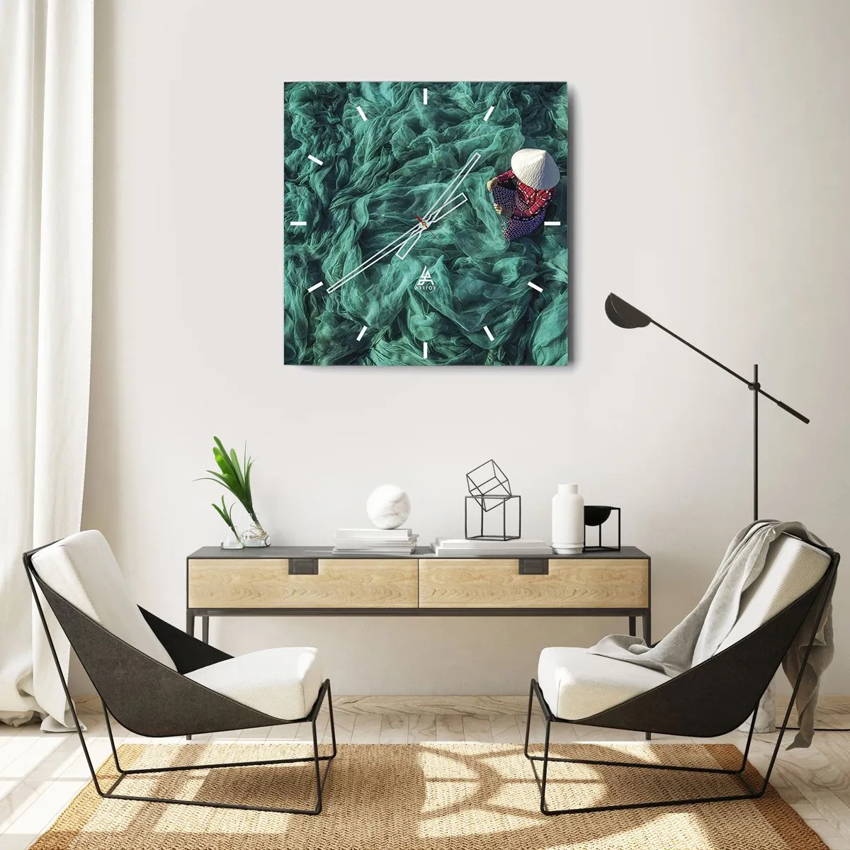 Wanduhr - Glasuhr - Eine Person mit Hut zwischen grünen Fischernetzen - 30x30cm - In einem Meer aus Netzen - Moderne Wanddekoration für Wohnzimmer und Schlafzimmer ARTTOR