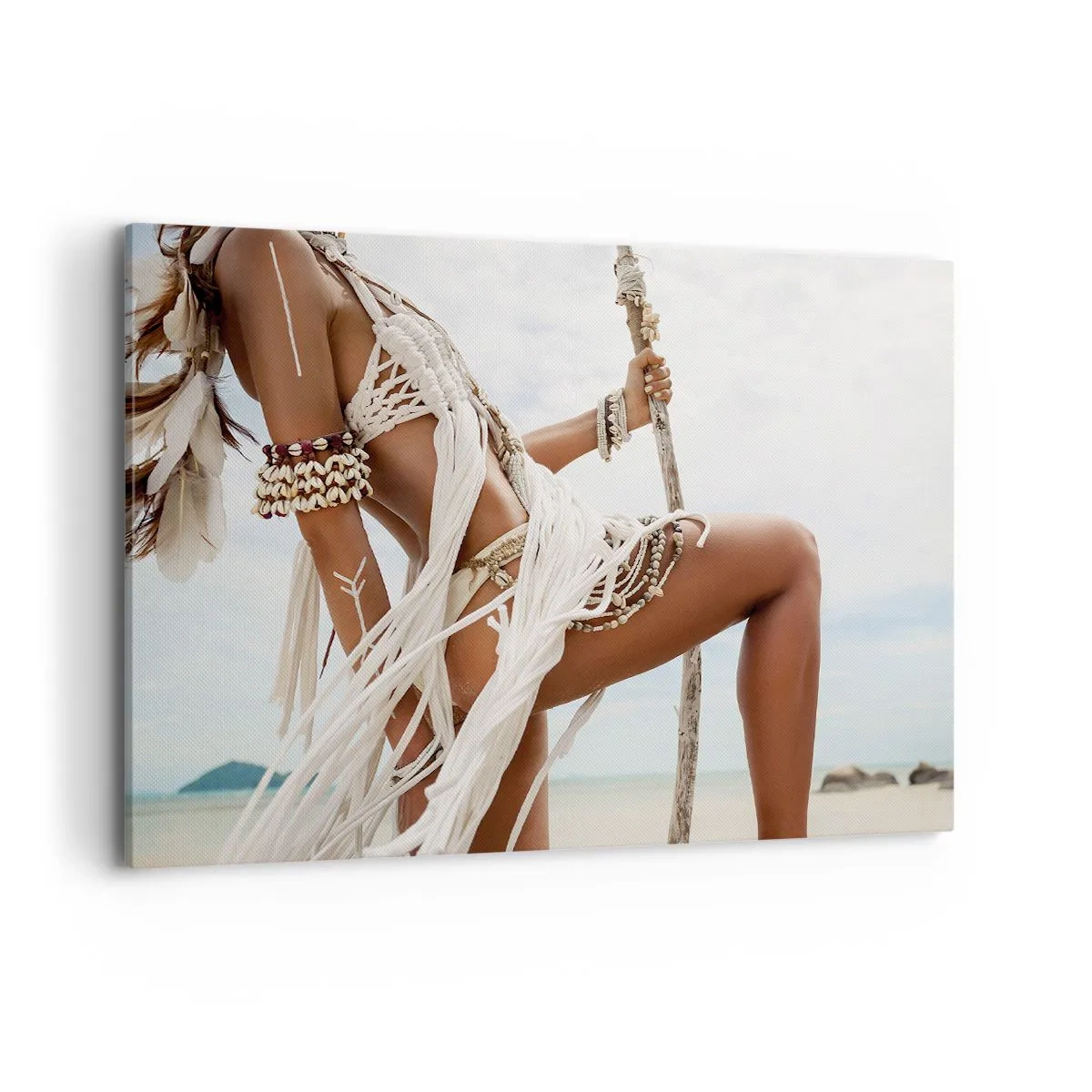 Bild auf Leinwand - Leinwandbild - Eine Frauenfigur mit ethnischen Ornamenten und Kleidung vor dem Hintergrund einer tropischen Landschaft. - 120x80cm - Eine Priesterin der Sonne - Moderne Wanddekoration für Wohnzimmer und Schlafzimmer ARTTOR