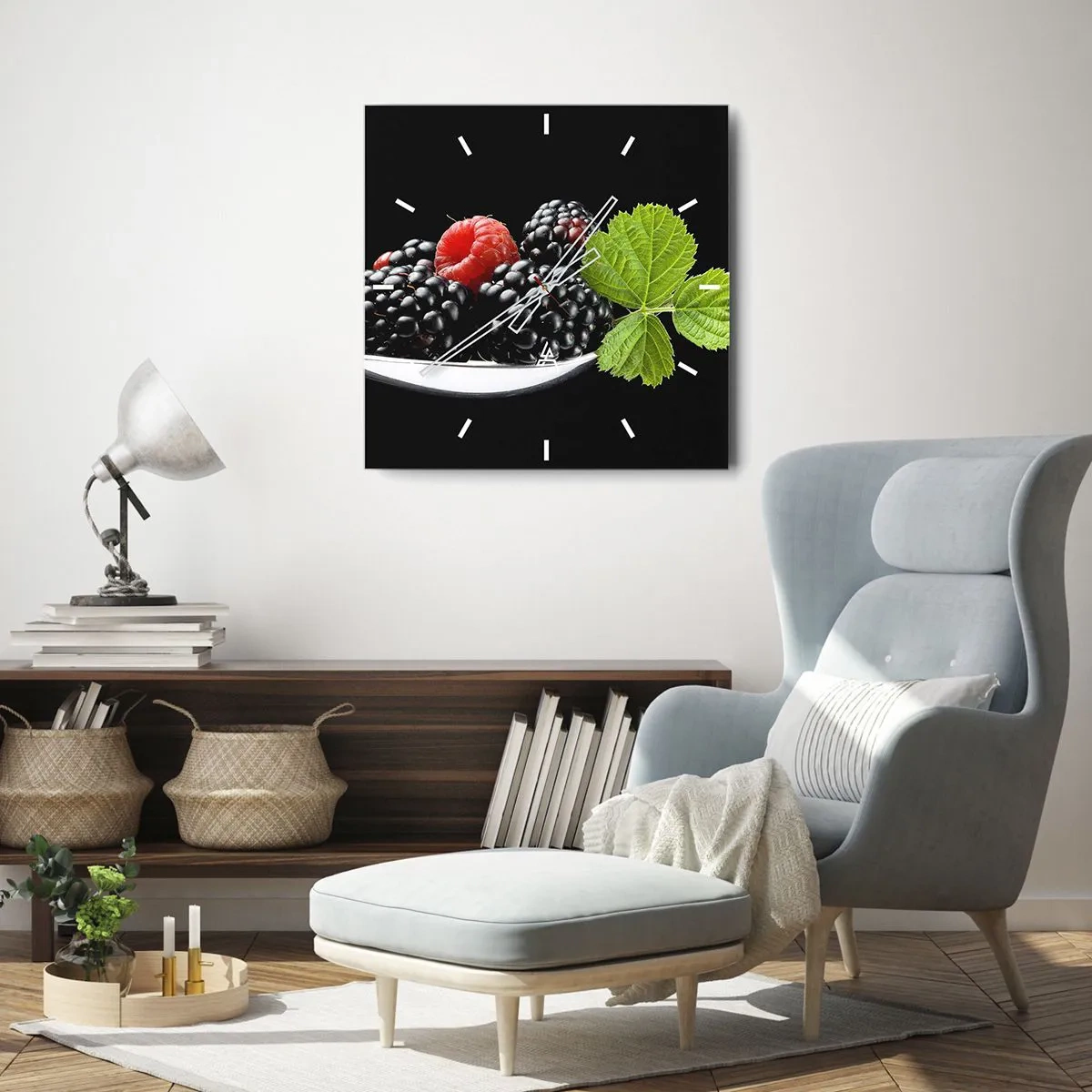 Wanduhr - Glasuhr - Brombeeren und Himbeeren auf einem Löffel mit einem Blatt auf schwarzem Hintergrund - 30x30cm - Der Geschmack der Frische - Moderne Wanddekoration für Wohnzimmer und Schlafzimmer ARTTOR