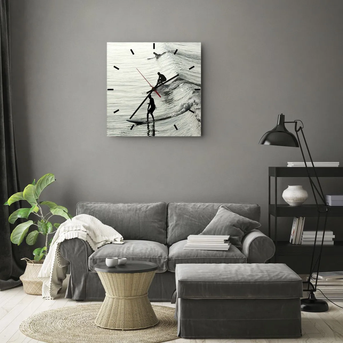 Wanduhr - Glasuhr - Surfer auf den Wellen in einer monochromen Aufnahme - 30x30cm - Gegen die Welle - Moderne Wanddekoration für Wohnzimmer und Schlafzimmer ARTTOR