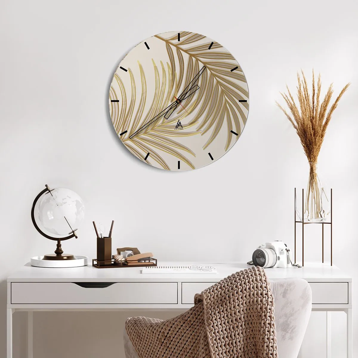 Wanduhr - Glasuhr - Goldene Palmblätter auf beigem Hintergrund in elegantem Arrangement - 30x30cm - Goldene Palme! - Moderne Wanddekoration für Wohnzimmer, Küche und Schlafzimmer ARTTOR