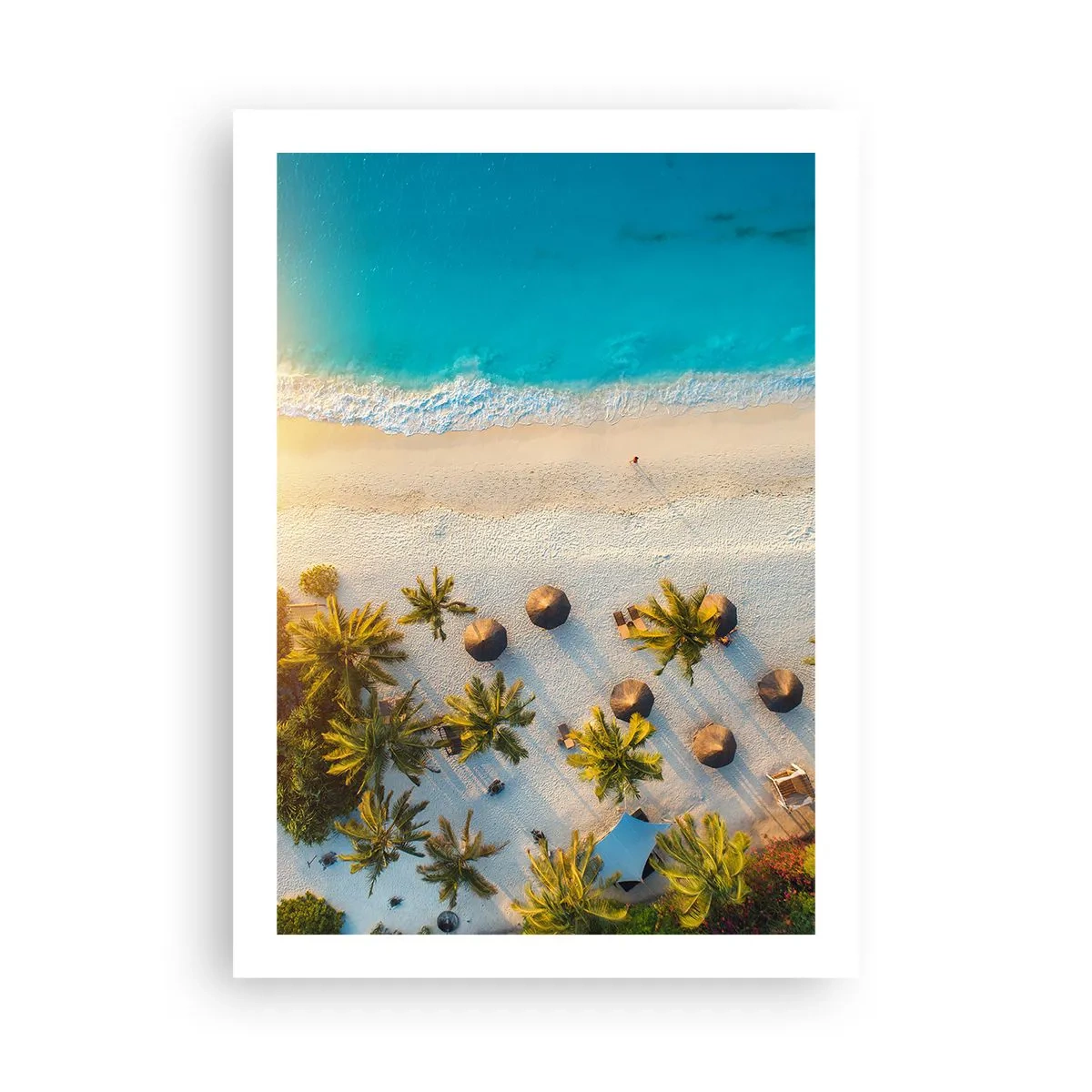 Poster - Luftaufnahme eines paradiesischen Strandes mit Palmen und türkisfarbenem Wasser - 50x70cm - Willkommen im Paradies - Moderne Wanddekoration für Wohnzimmer und Schlafzimmer ARTTOR