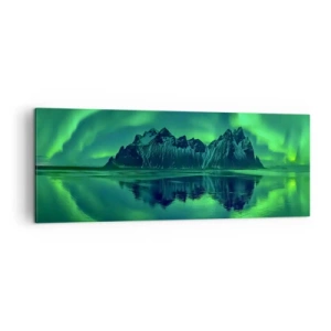 Bild auf Leinwand - Leinwandbild - Berge, umgeben von Polarlichtern, die sich im Wasser spiegeln - 140x50cm - In den Armen der Aurora - Moderne Wanddekoration für Wohnzimmer und Schlafzimmer ARTTOR