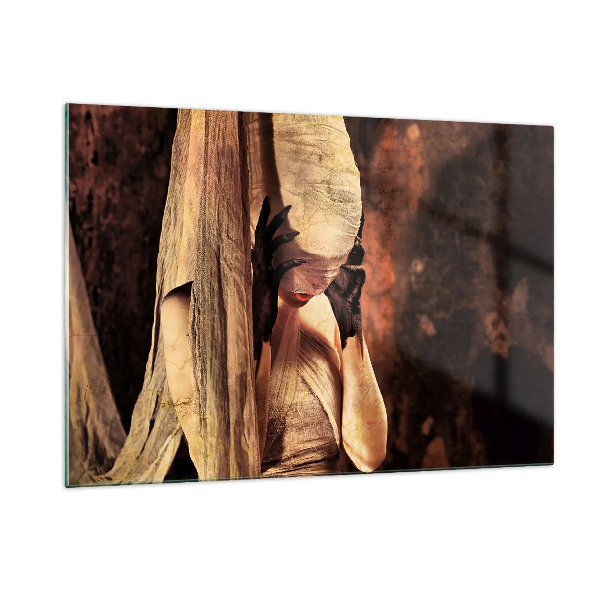 Glasbild - Bild auf glas - Eine geheimnisvolle Frau, umgeben von goldenen Stoffen - 120x80cm - Zwischen Gut und Böse - Moderne Wanddekoration für Wohnzimmer und Schlafzimmer ARTTOR