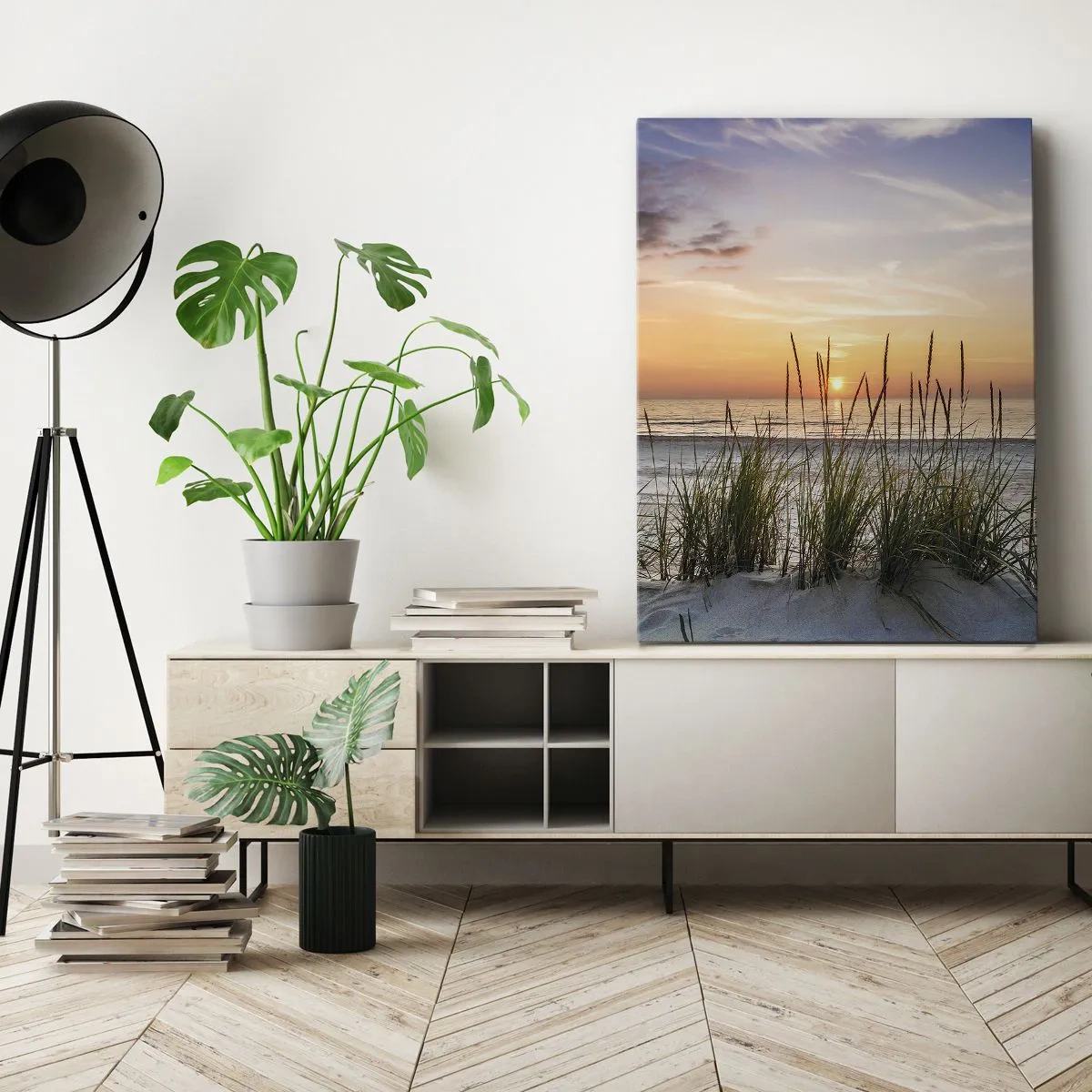 Bild auf Leinwand - Leinwandbild - Ein Sandstrand bei Sonnenuntergang mit Gras im Hintergrund - 50x70cm - Schau, denk, fühl - Moderne Wanddekoration für Wohnzimmer und Schlafzimmer ARTTOR
