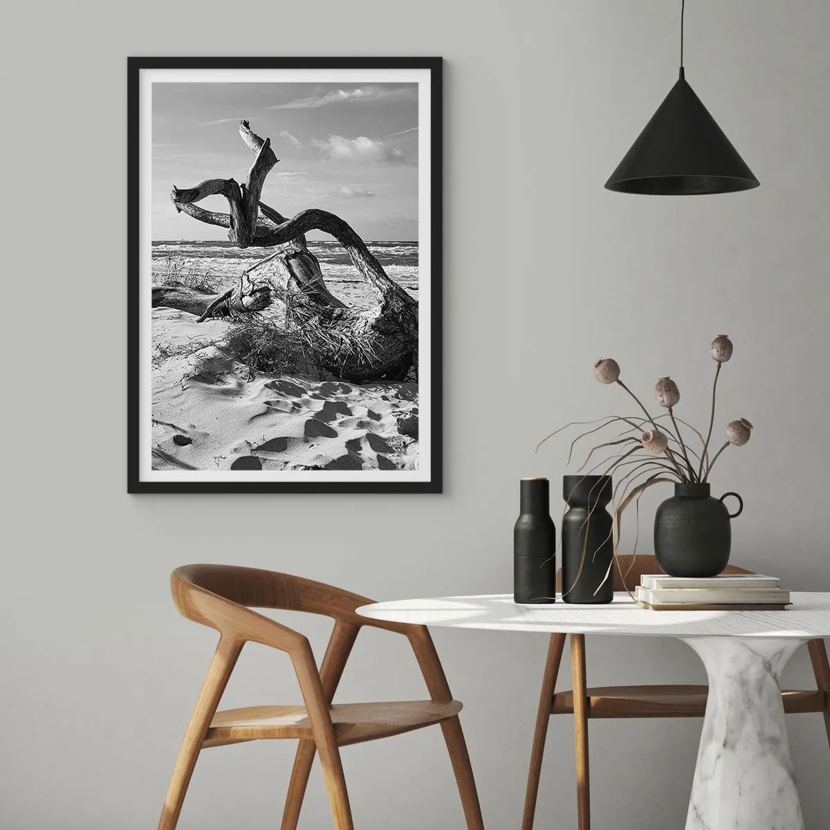Poster in einem schwarzem Rahmen - Schwarz-Weiß-Fotografie eines trockenen Baumes am Strand - 50x70cm - Meeresskulptur - Moderne Wanddekoration für Wohnzimmer und Schlafzimmer ARTTOR
