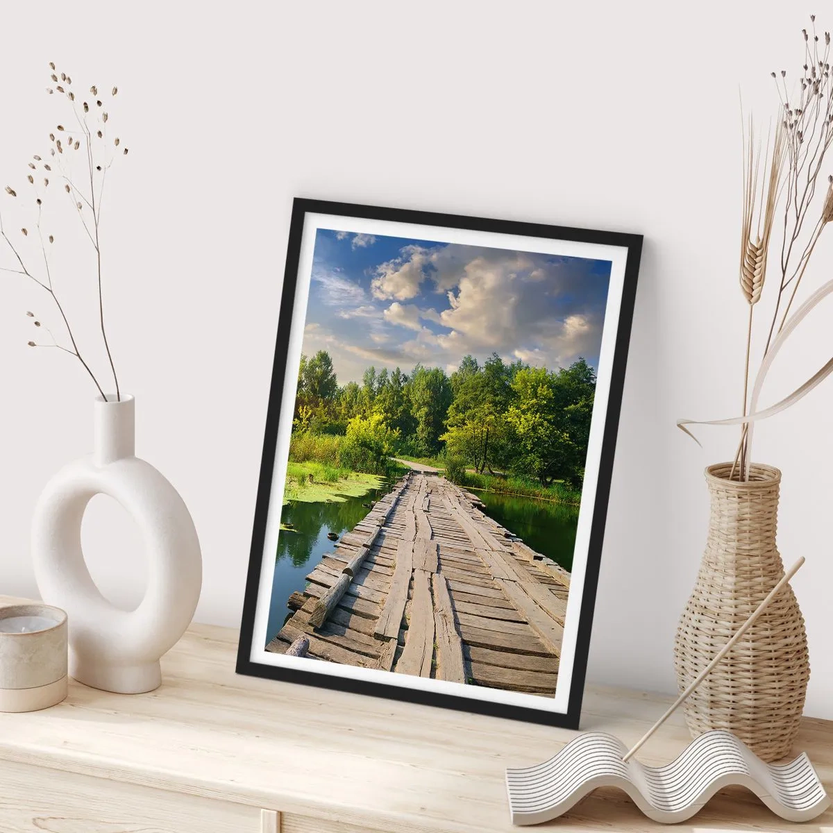 Poster in einem schwarzem Rahmen - Eine Holzbrücke über einen Fluss, umgeben von Grün - 50x70cm - Sommer, Sommer überall - Moderne Wanddekoration für Wohnzimmer und Schlafzimmer ARTTOR