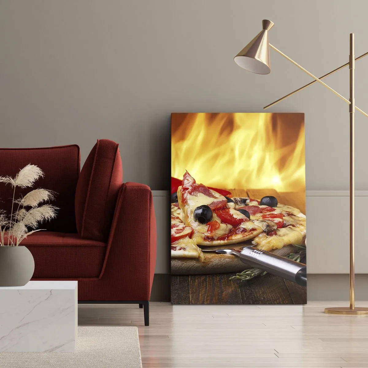 Bild auf Leinwand - Leinwandbild - Pizza mit Oliven, Tomaten und Paprika vor Flammenhintergrund - 70x100cm - Aus Italien mit Liebe - Moderne Wanddekoration für Wohnzimmer und Schlafzimmer ARTTOR