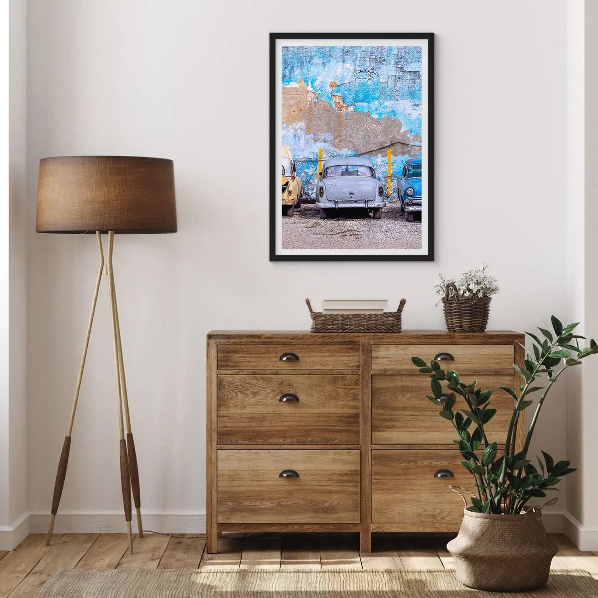 Poster in einem schwarzem Rahmen - Alte Autos vor einer abgenutzten blauen Wand - 50x70cm - Treffen der Veteranen - Moderne Wanddekoration für Wohnzimmer und Schlafzimmer ARTTOR