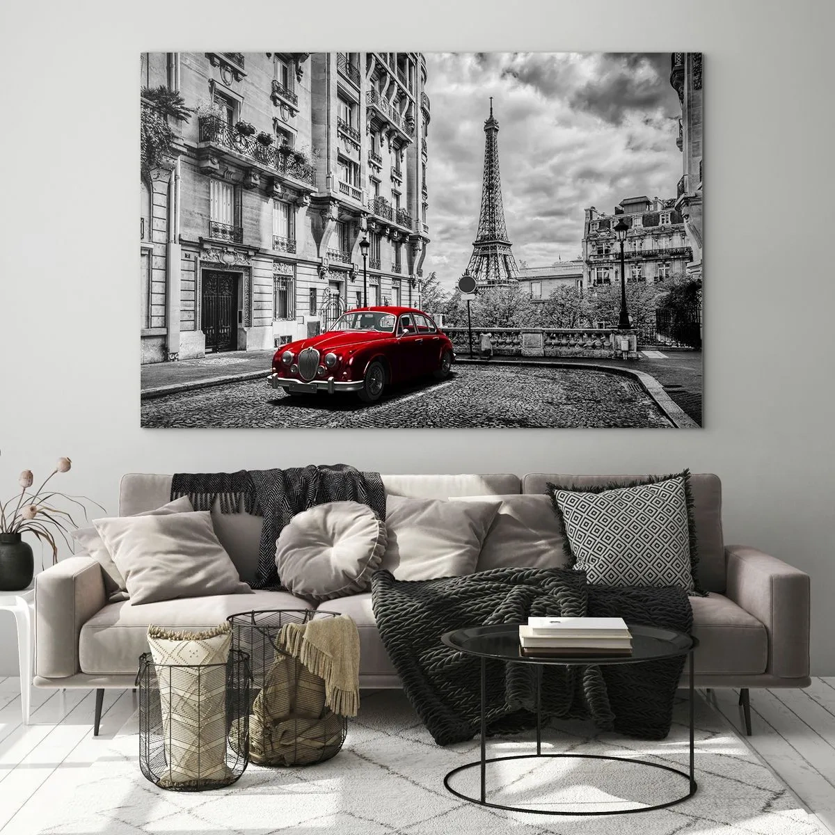 Glasbild - Bild auf glas - Rotes Auto vor dem Eiffelturm im schwarz-weißen Paris - 70x50cm - Raubtier in der Stadt - Moderne Wanddekoration für Wohnzimmer und Schlafzimmer ARTTOR