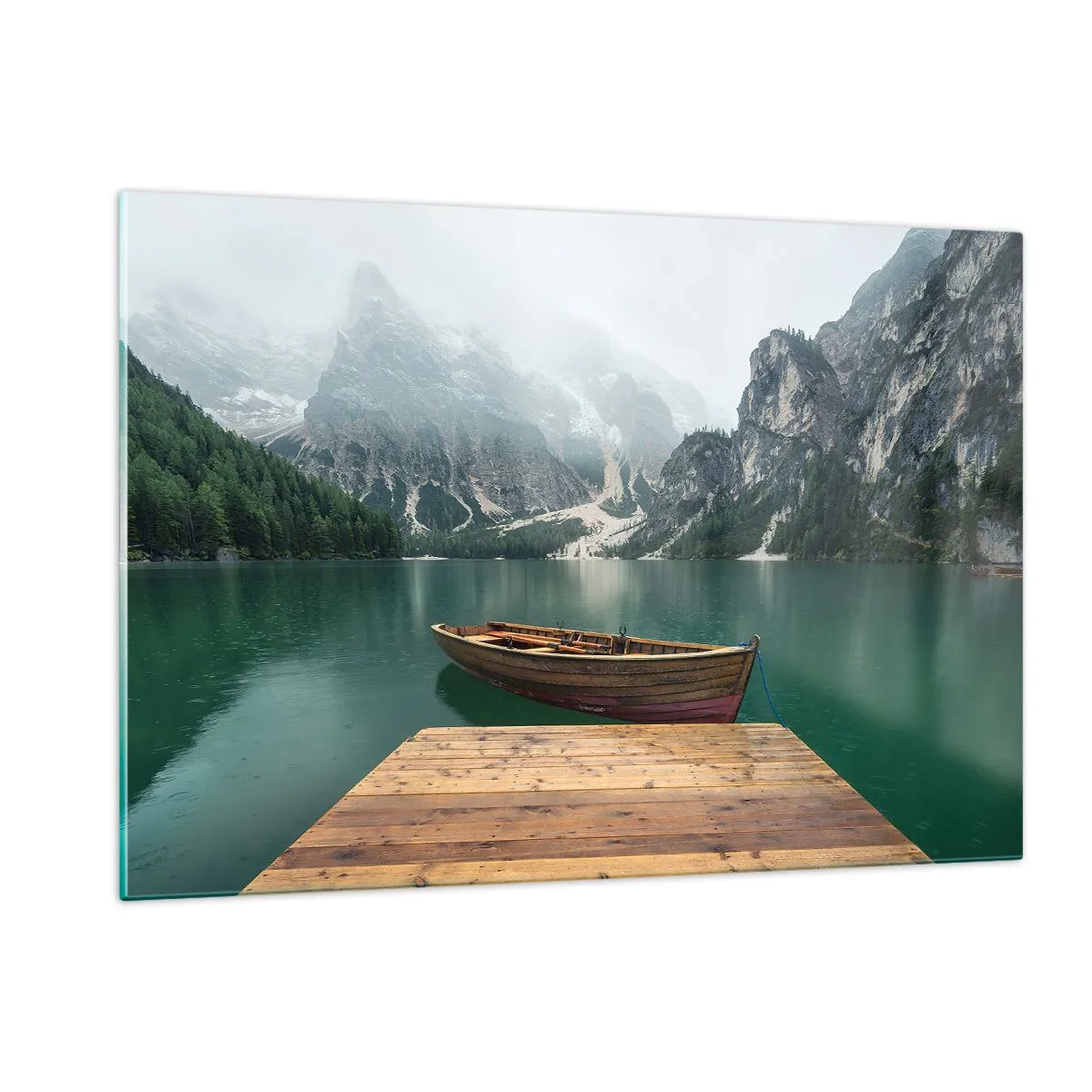Glasbild - Bild auf glas - Ein Boot an den Anlegestellen auf einem See in einer bergigen Landschaft mit Nebel - 120x80cm - Und die stolzen Felsen der Stirn - Moderne Wanddekoration für Wohnzimmer und Schlafzimmer ARTTOR