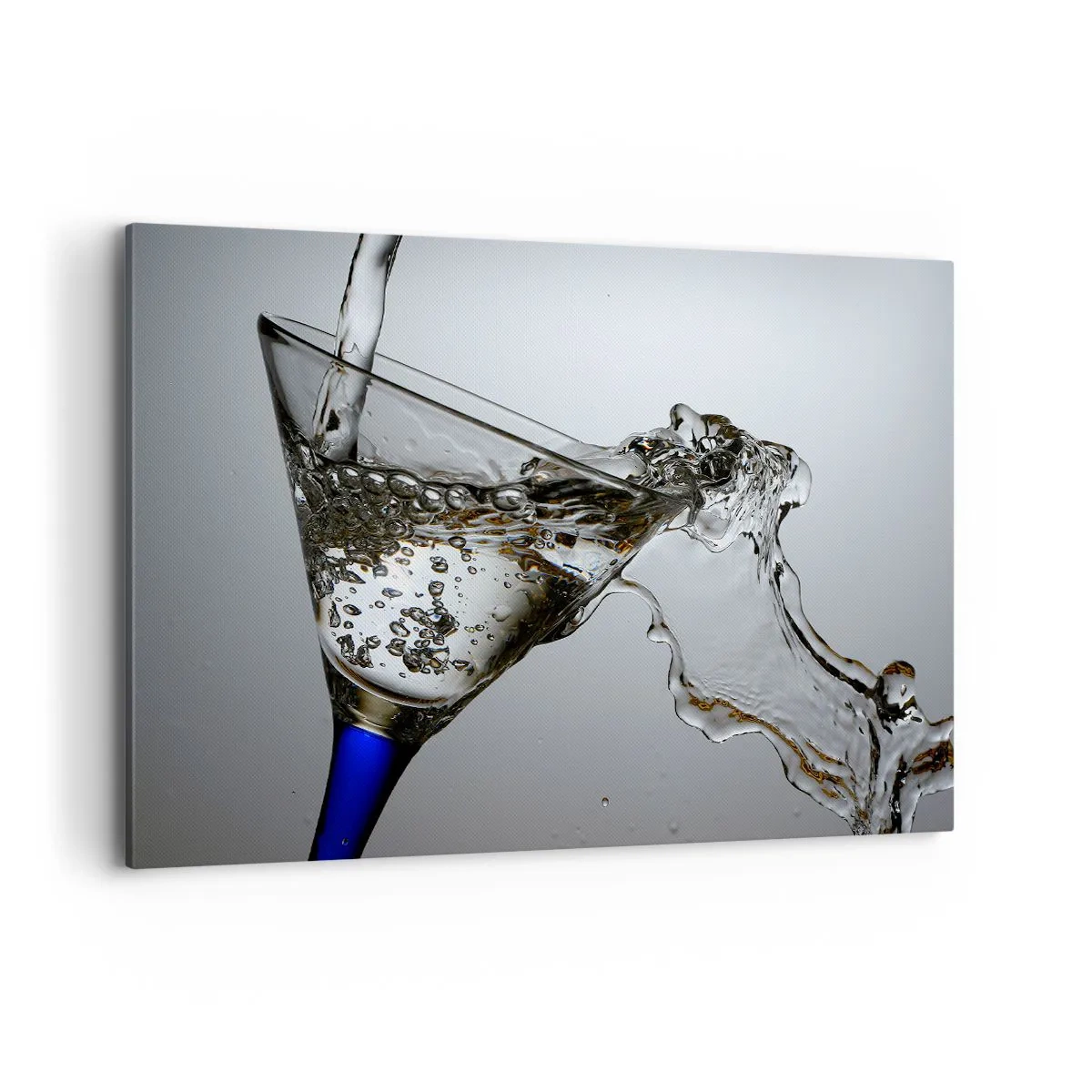 Bild auf Leinwand - Leinwandbild - Ein Glas Wasser in Bewegung auf hellem Hintergrund - 120x80cm - Kristallwasser in Kristallglas - Moderne Wanddekoration für Wohnzimmer und Schlafzimmer ARTTOR