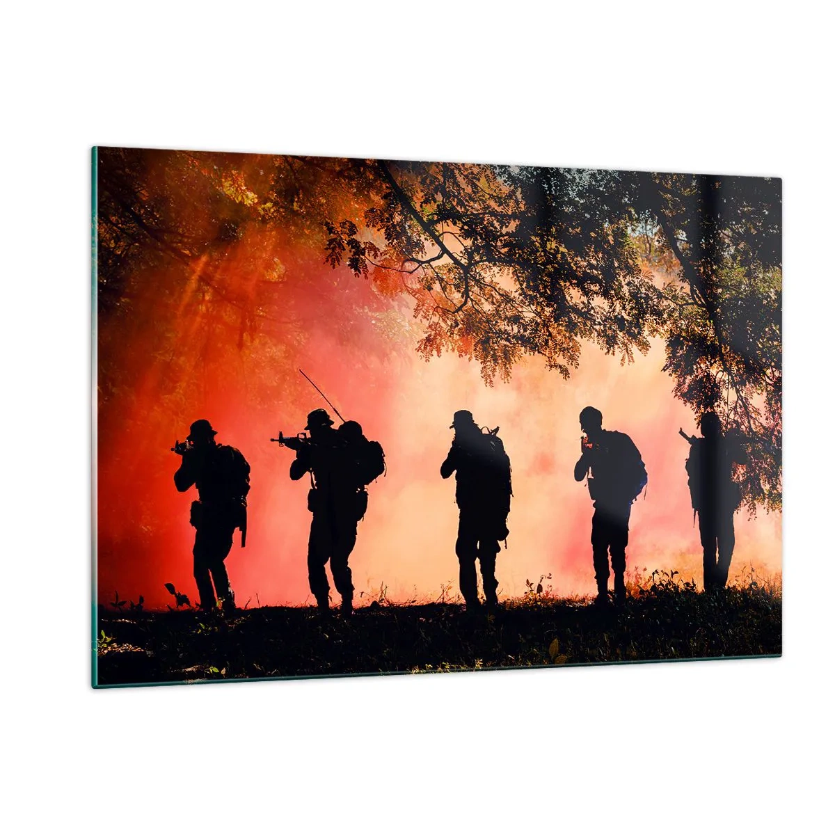 Glasbild - Bild auf glas - Eine Gruppe Soldaten marschiert vor der Kulisse eines brennenden Waldes. - 120x80cm - … Alle für einen. - Moderne Wanddekoration für Wohnzimmer und Schlafzimmer ARTTOR