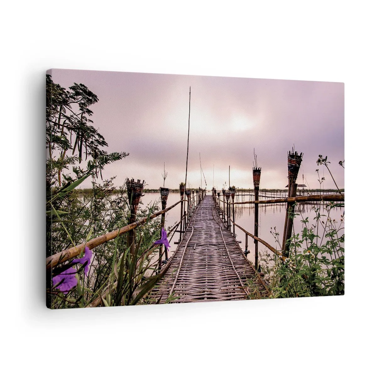Bild auf Leinwand - Leinwandbild - Bambusbrücke über das Wasser im Morgengrauen - 70x50cm - Frieden und Ruhe Asiens - Moderne Wanddekoration für Wohnzimmer und Schlafzimmer ARTTOR