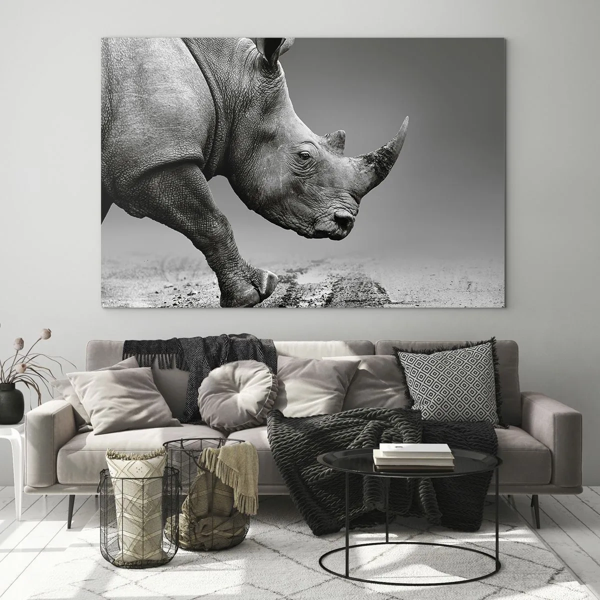 Glasbild - Bild auf glas - Ein Nashorn in Bewegung vor grauem Hintergrund - 70x50cm - Unaufhaltsame Stärke - Moderne Wanddekoration für Wohnzimmer und Schlafzimmer ARTTOR