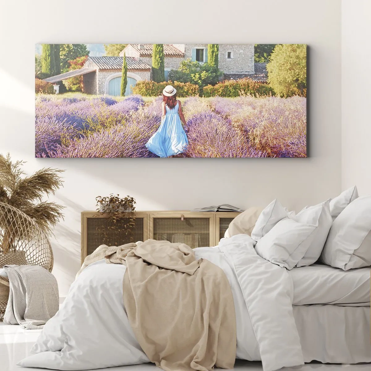 Bild auf Leinwand - Leinwandbild - Eine Frau in einem blauen Kleid geht durch ein Lavendelfeld mit Blick auf ein Haus. - 140x50cm - Lavendel Mädchen - Moderne Wanddekoration für Wohnzimmer und Schlafzimmer ARTTOR