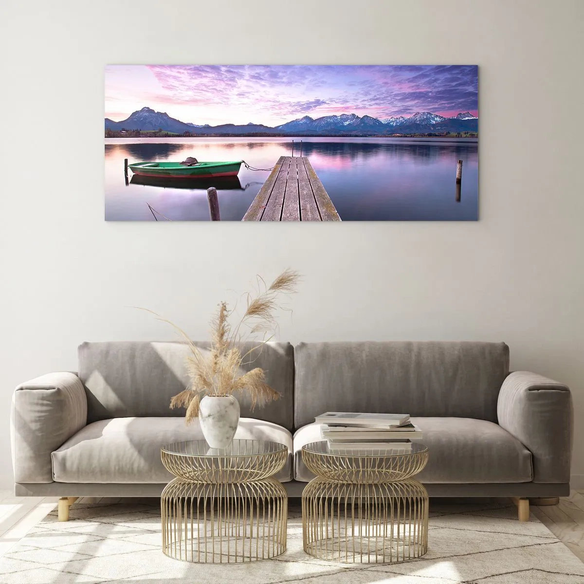 Glasbild - Bild auf glas - Ein Holzsteg mit einem Boot auf einem von Bergen umgebenen See bei Sonnenuntergang - 140x50cm - Freundliche Stille - Moderne Wanddekoration für Wohnzimmer und Schlafzimmer ARTTOR